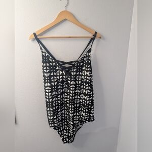 Time & Tru One-Piece Swimsuit, 2X (20W/22W) Black & White Geometric, Criss-Cross